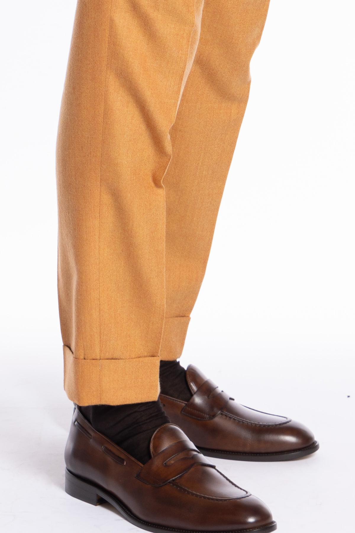 Pantalone uomo arancio spigato vita alta tasca america in lana flanella Holland & Sherry con doppia pinces e fibbie laterali regolabili
