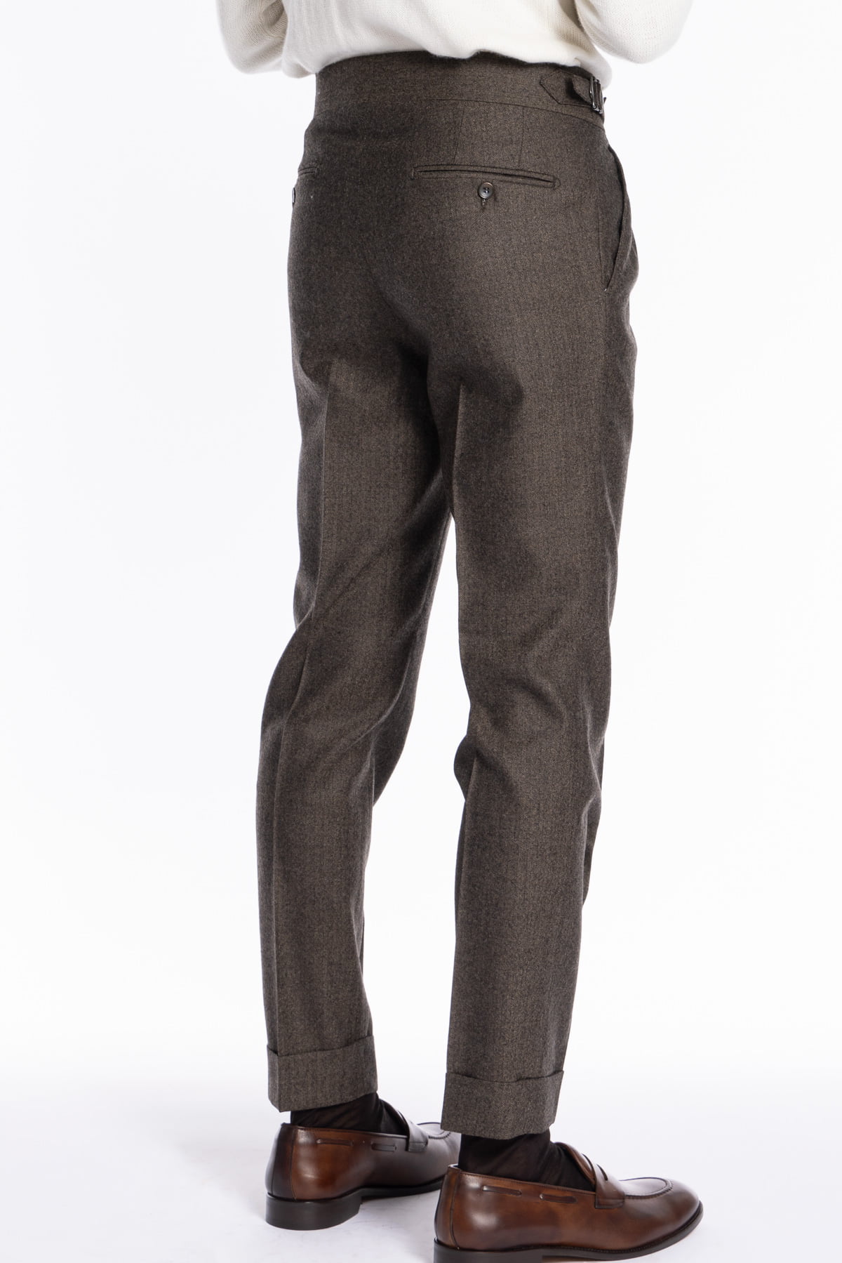 Pantalone uomo marrone spigato vita alta tasca america in lana flanella Holland & Sherry con doppia pinces e fibbie laterali regolabili
