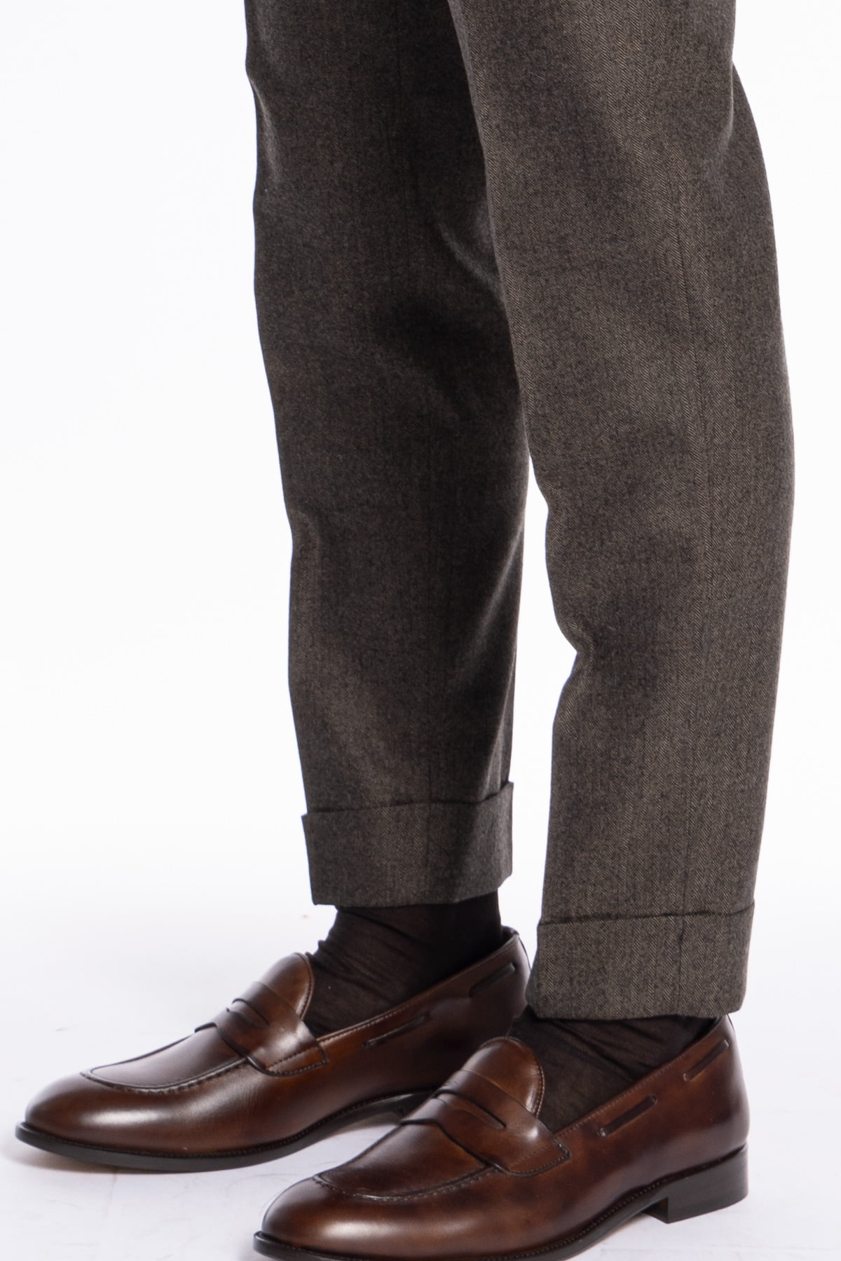 Pantalone uomo marrone spigato vita alta tasca america in lana flanella Holland & Sherry con doppia pinces e fibbie laterali regolabili