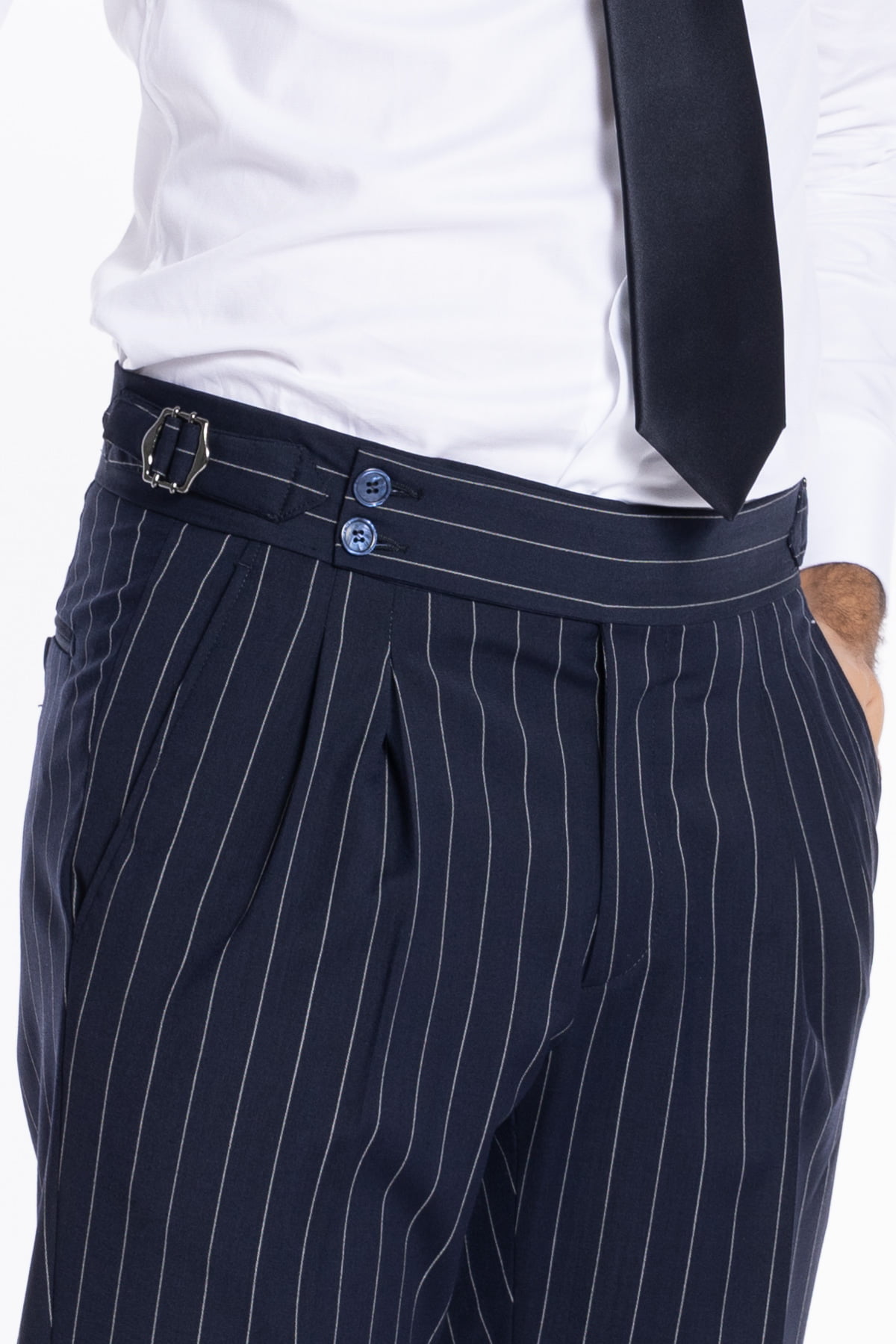 Pantalone uomo blu gessato vita alta tasca america in fresco lana misto con doppia pinces e fibbie laterali regolabili