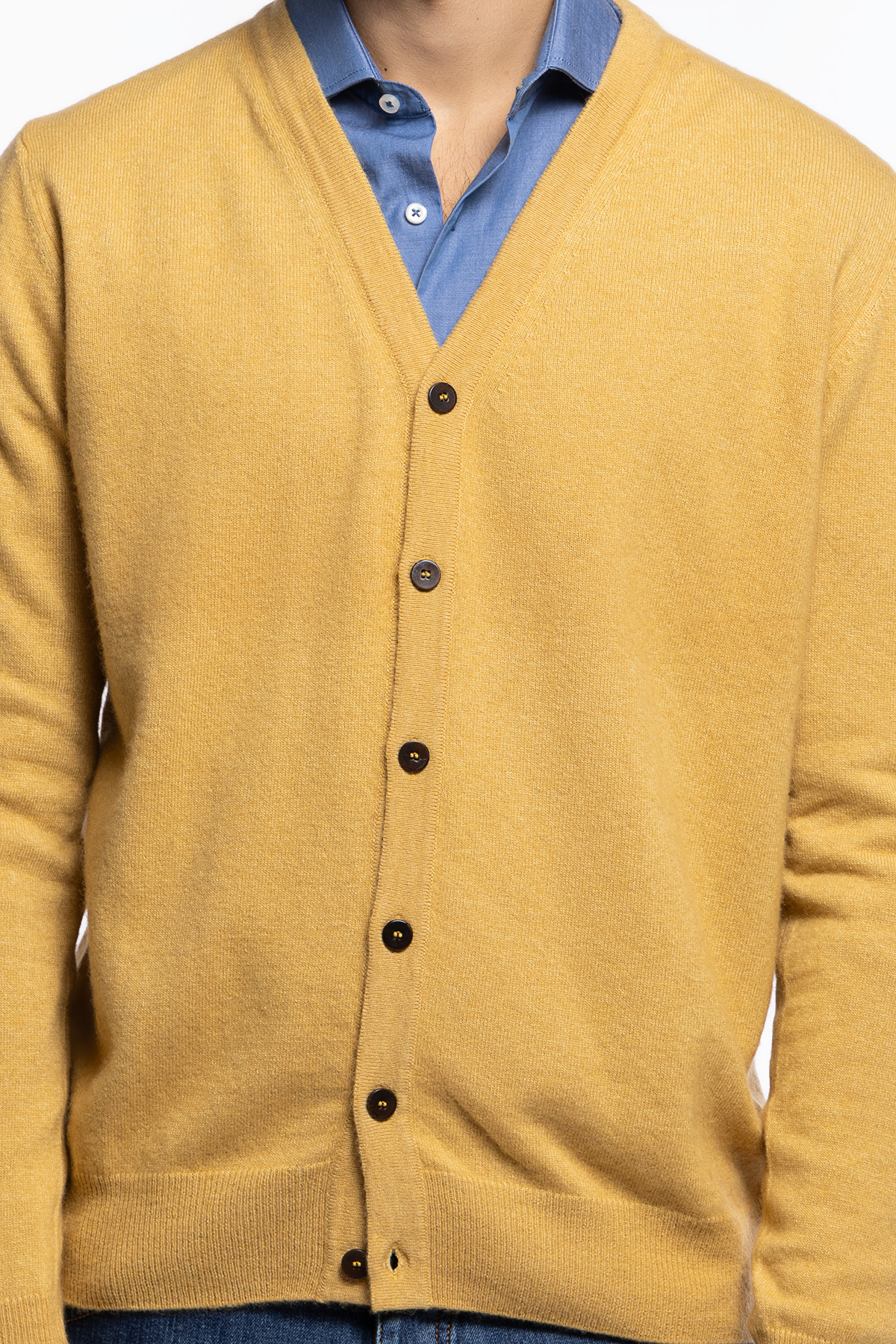Cardigan uomo giallo in lana e cashmere stone wash slim fit made in Italy