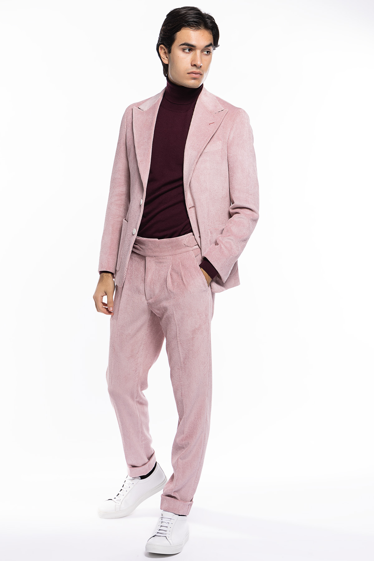 Abito uomo rosa con giacca monopetto in velluto a costine strette e pantalone vita alta cinturino biforcato