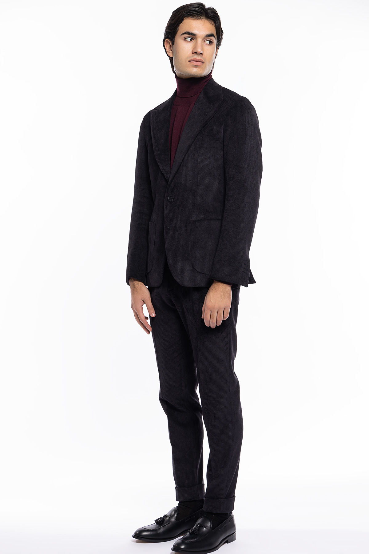 Abito uomo nero con giacca monopetto in velluto a costine strette e pantalone vita alta cinturino biforcato Carillo Moda Abbigliamento uomo e donna scarpe e accessori