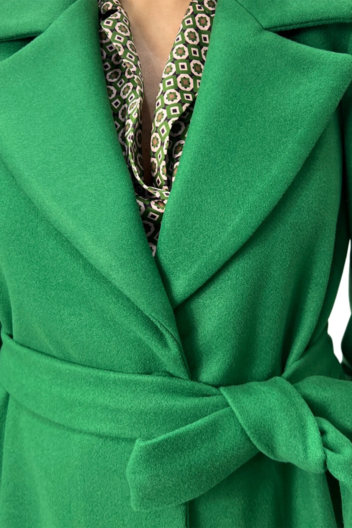 Cappotto donna lunghezza media con manica over a palloncino e cintura in tessuto integrata