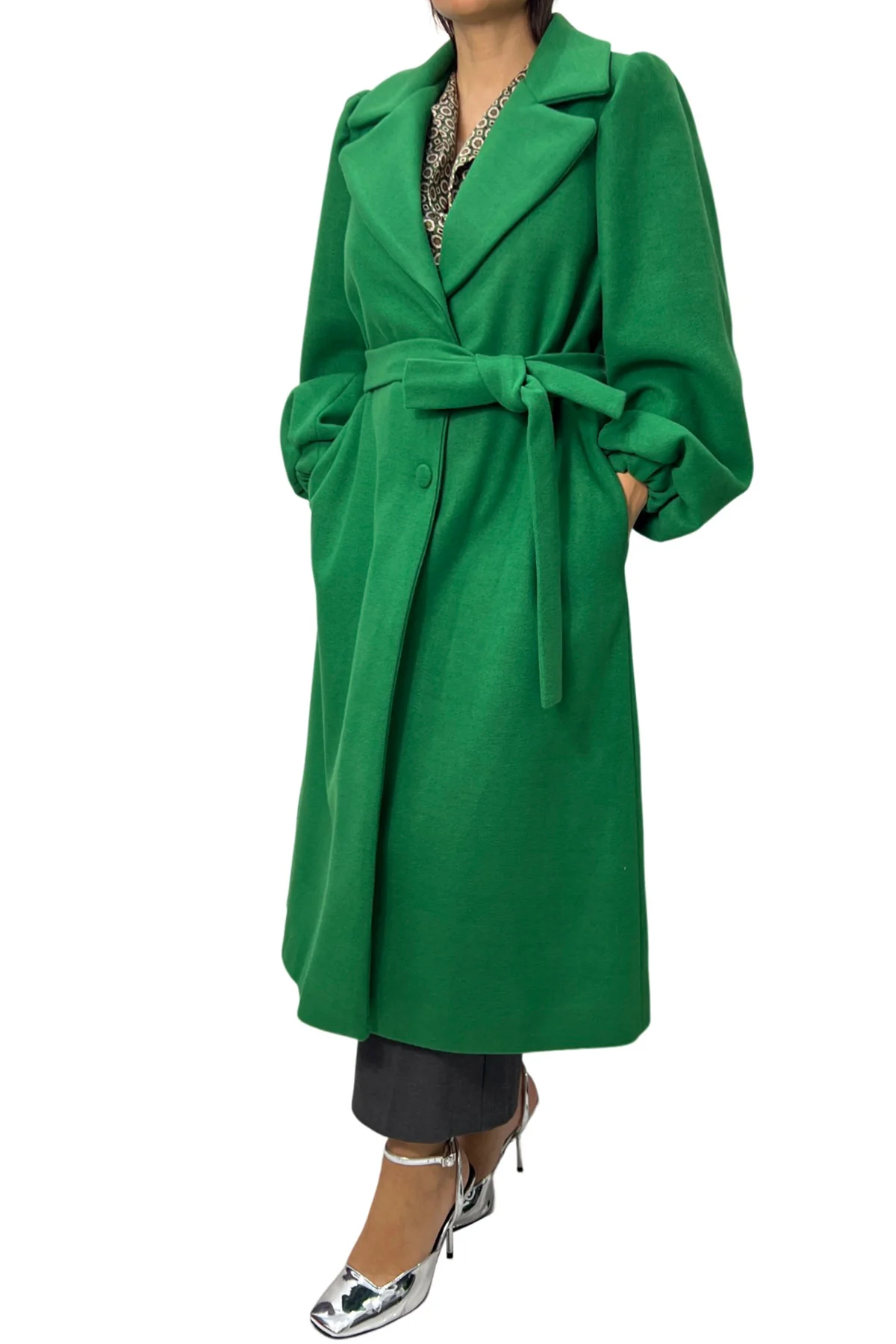 Cappotto donna lunghezza media con manica over a palloncino e cintura in tessuto integrata
