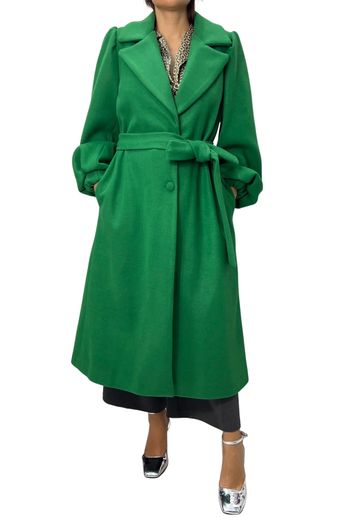 Cappotto donna lunghezza media con manica over a palloncino e cintura in tessuto integrata